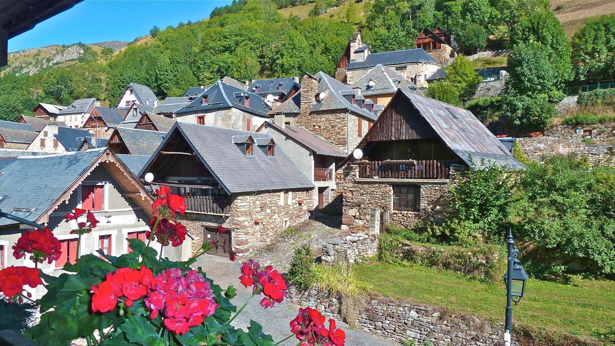 Hotel - Restaurant - Bar - Le Sapin Fleuri Bourg d'Oueil Exterior foto