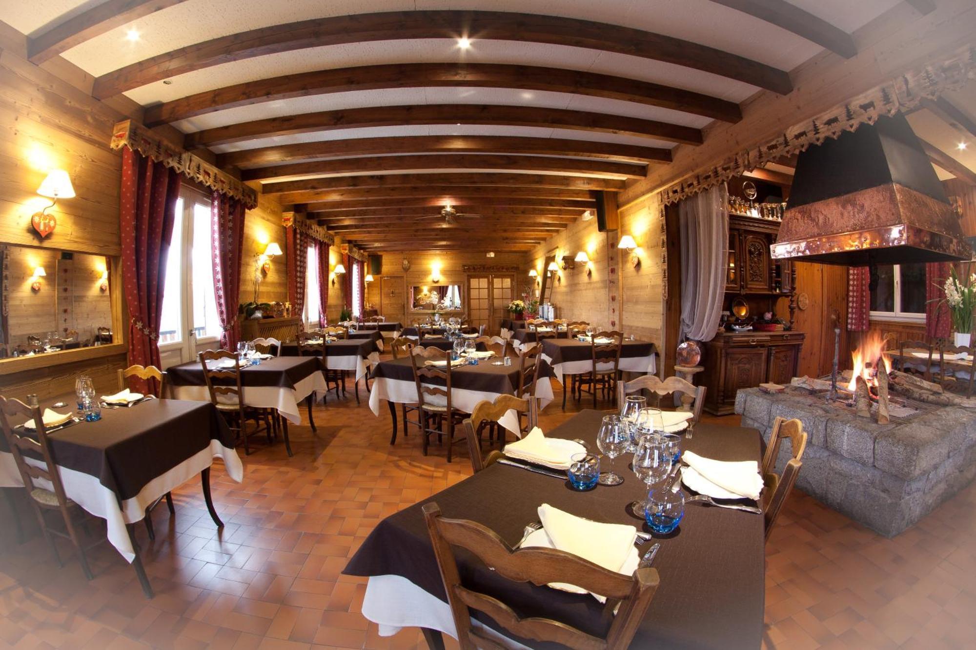 Hotel - Restaurant - Bar - Le Sapin Fleuri Bourg d'Oueil Exterior foto