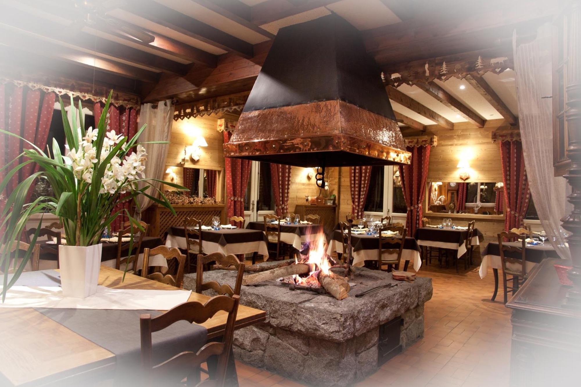 Hotel - Restaurant - Bar - Le Sapin Fleuri Bourg d'Oueil Exterior foto