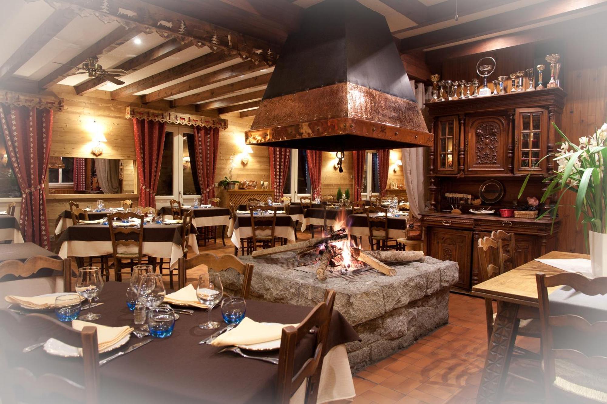 Hotel - Restaurant - Bar - Le Sapin Fleuri Bourg d'Oueil Exterior foto