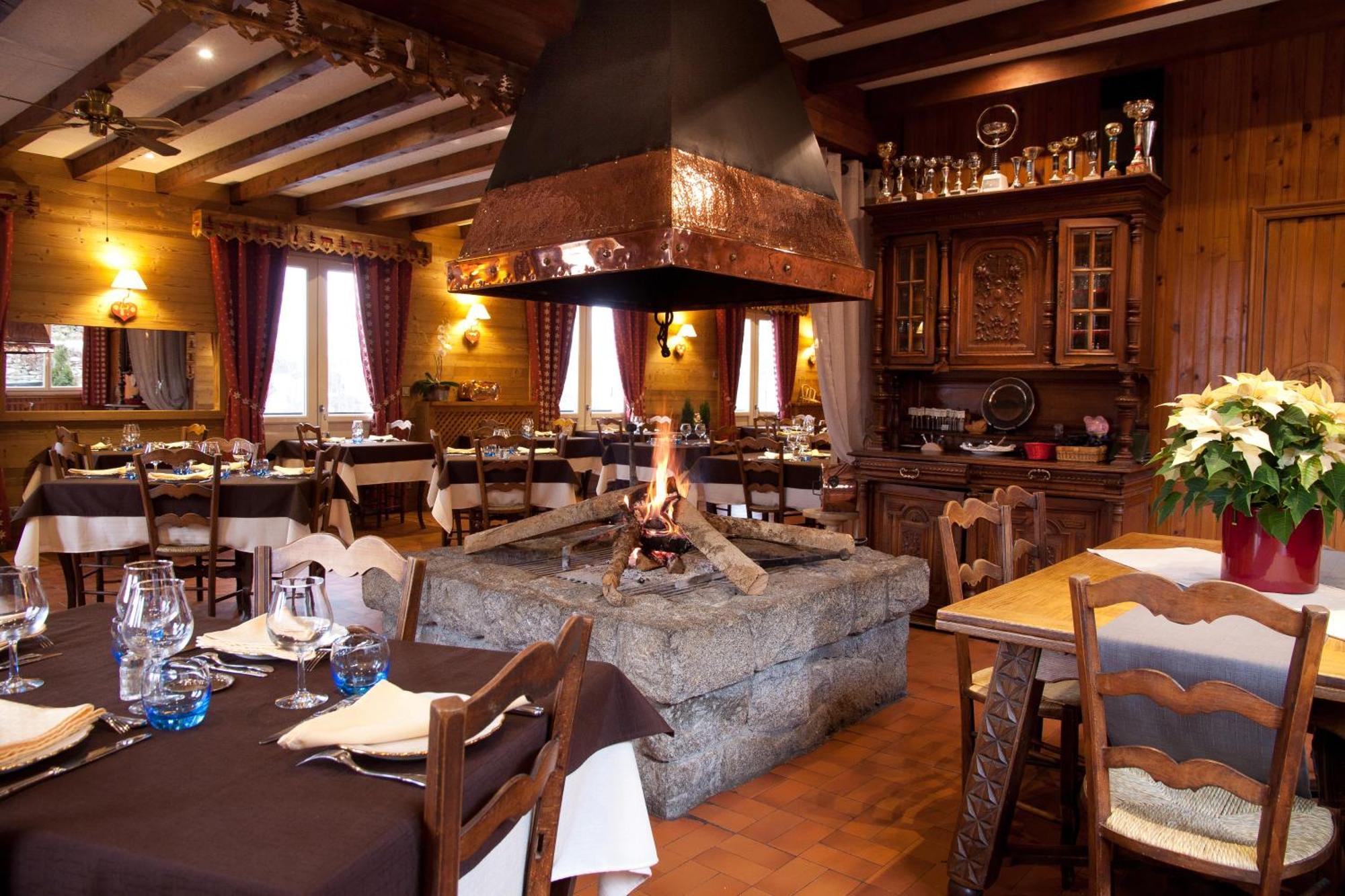 Hotel - Restaurant - Bar - Le Sapin Fleuri Bourg d'Oueil Exterior foto