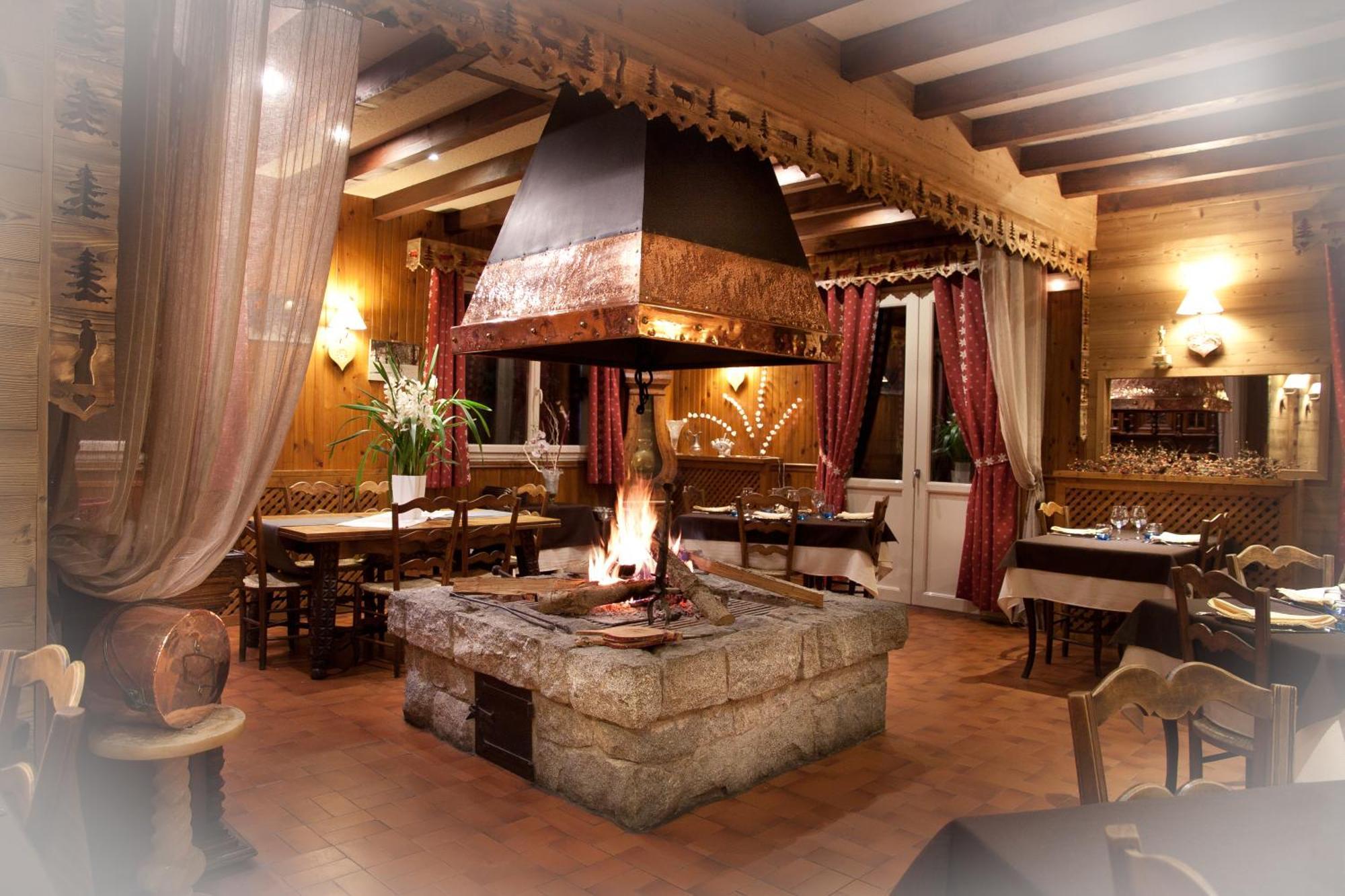 Hotel - Restaurant - Bar - Le Sapin Fleuri Bourg d'Oueil Exterior foto